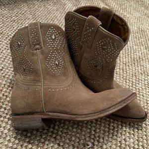 FRYE Billy Studded Short Boot Tan Suede Like New Size 7
